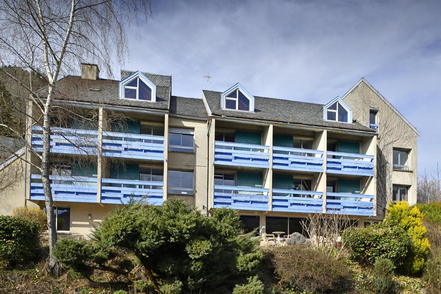 Le Castel Du Cantal Groupe Village Fani Thiézac Exterior photo
